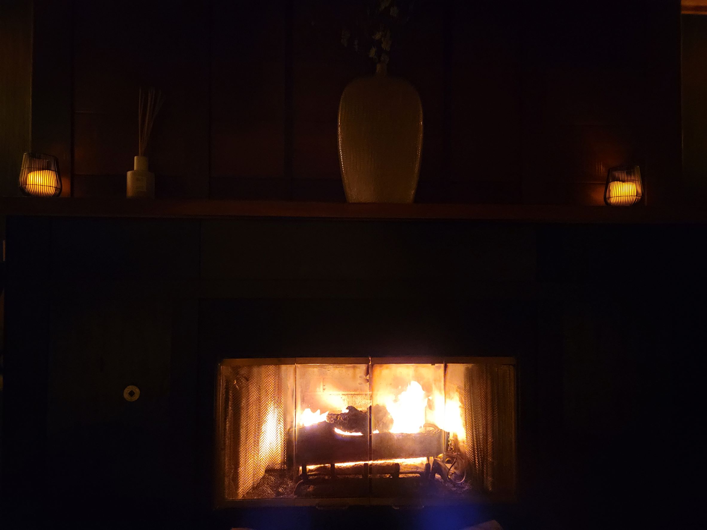 A quiet relaxation room with a fireplace